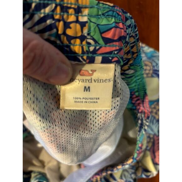 Vineyard Vines swim suit tropical trunks bathing suit sz Medium 7 inch inseam - Picture 5 of 8